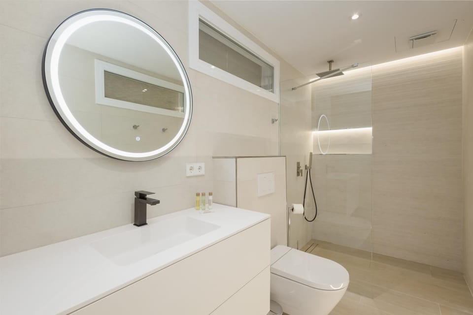 Shower, Toilet, Bathroom, towels