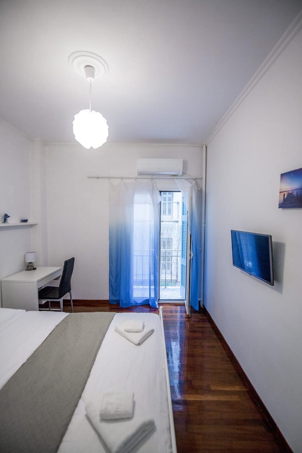 Bed, TV and multimedia, Bedroom