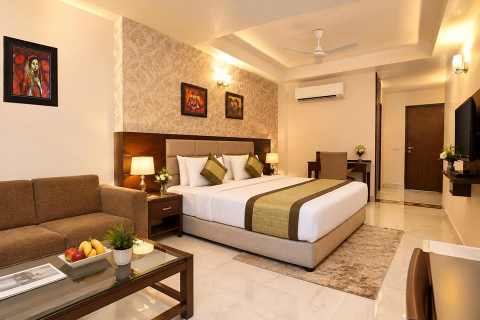 Bed, TV and multimedia, Photo of the whole room, Seating area, Bedroom