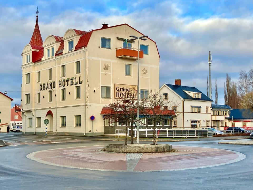 Property building, Day, Neighbourhood, Location