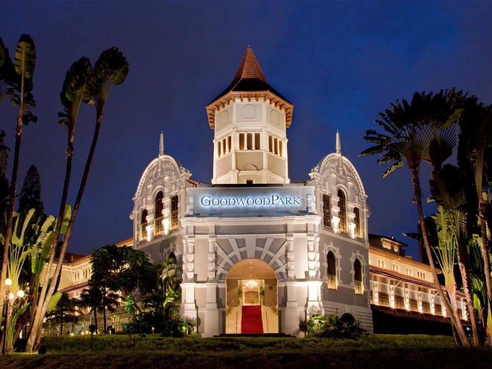 Facade/entrance, Area and facilities
