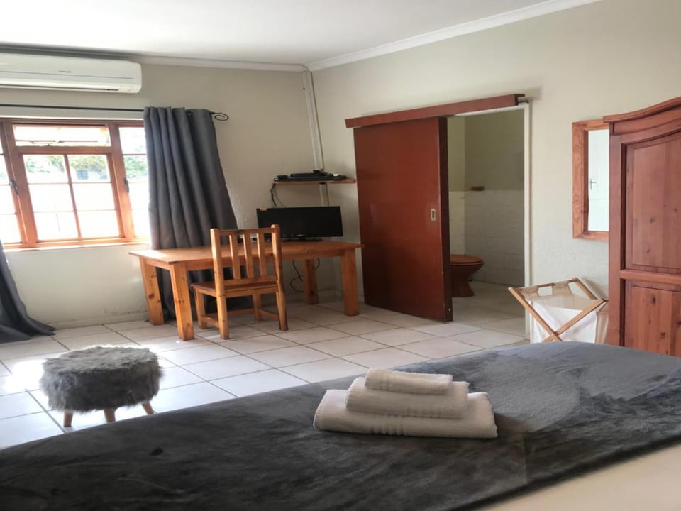 Le Petit Chateau Guest House Bed and Breakfast in Cape Town