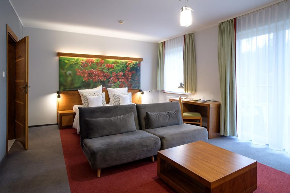 Bed, Photo of the whole room, Seating area