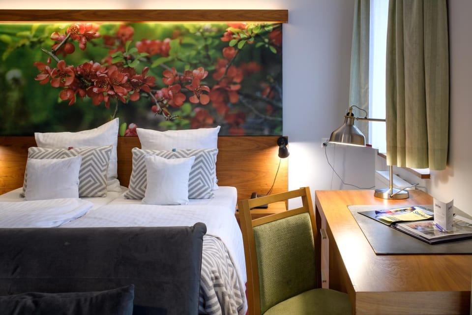 Bed, Photo of the whole room, Seating area