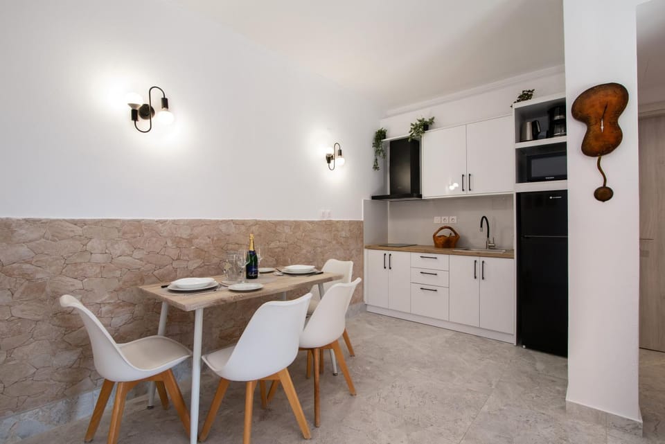 Dining area, kitchen