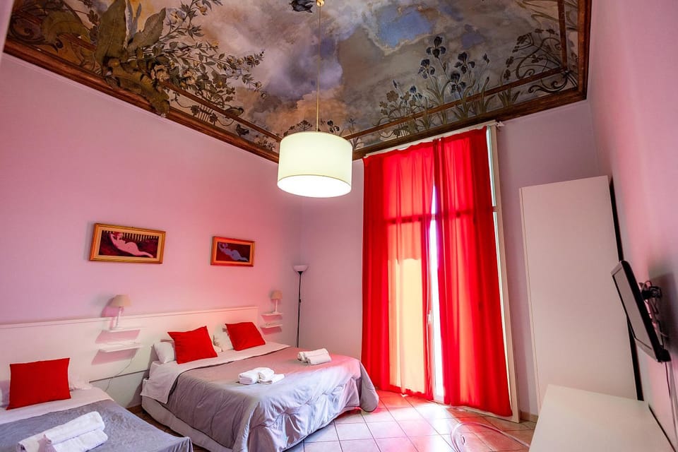 Bed, TV and multimedia, Photo of the whole room, Bedroom, microwave, towels