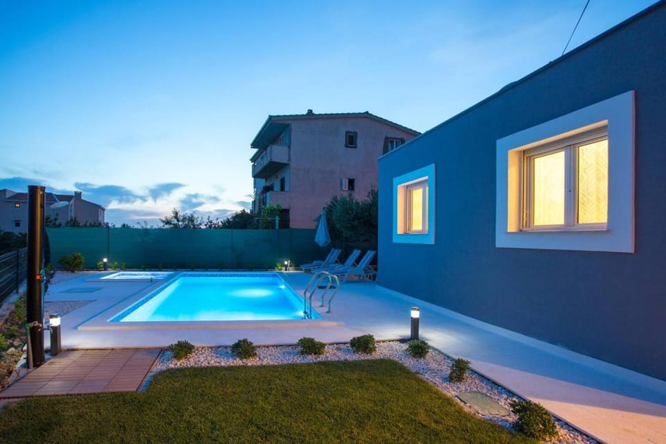 Pool view, Swimming pool, sunbed