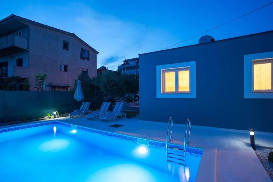 Property building, Swimming pool, sunbed