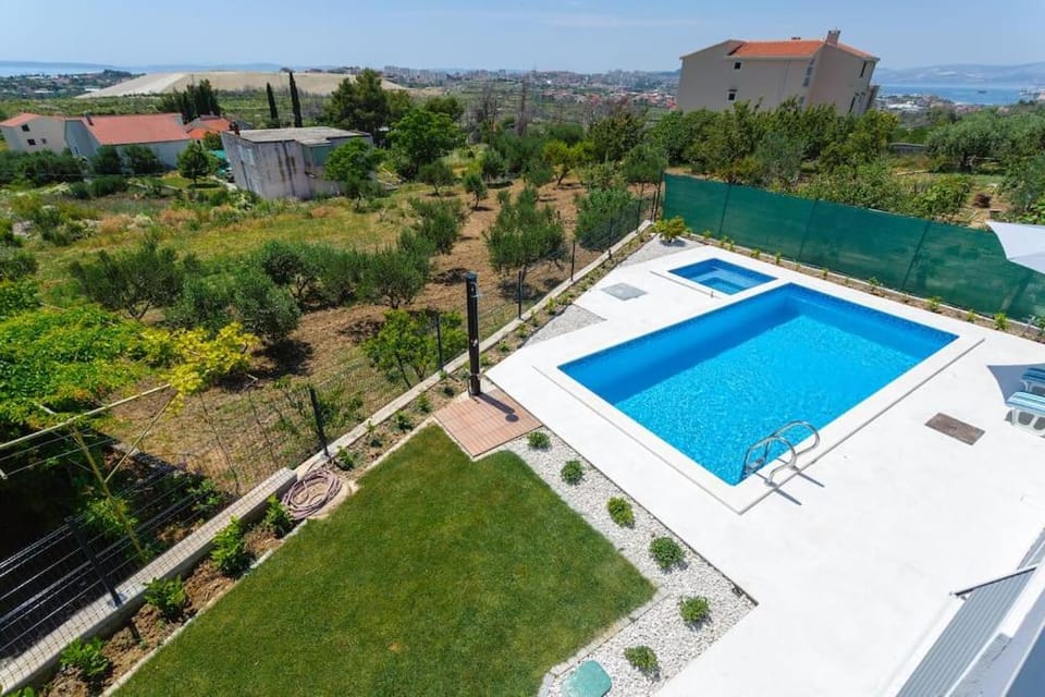 Shower, Hot Tub, Swimming pool