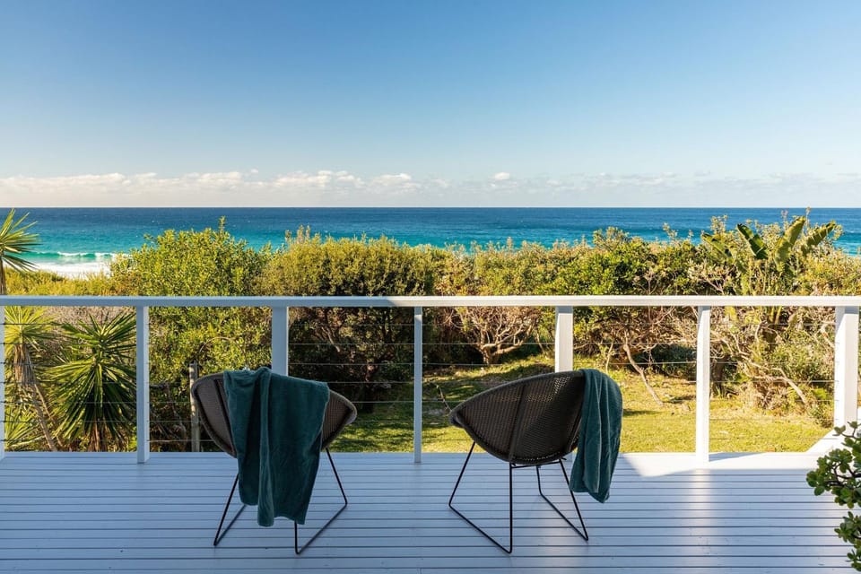 Nautilus At Blueys . Beachfront House in Newman Avenue