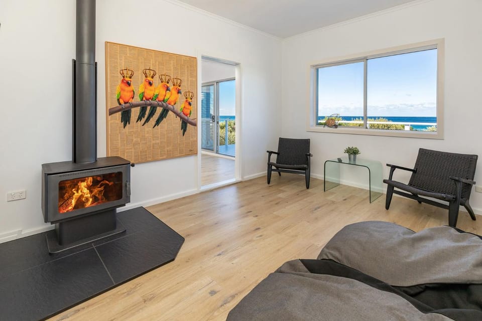 Nautilus At Blueys . Beachfront House in Newman Avenue