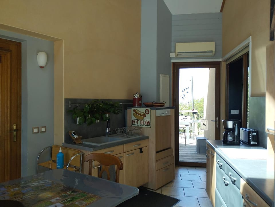 Kitchen or kitchenette, Dining area, stove