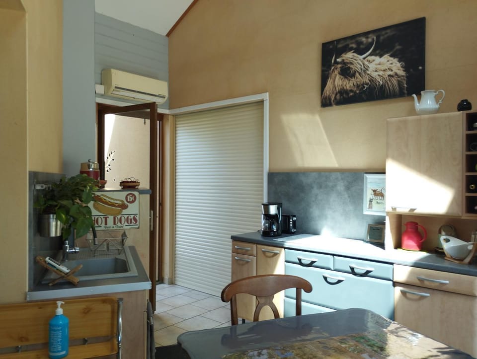 Kitchen or kitchenette, Dining area, stove