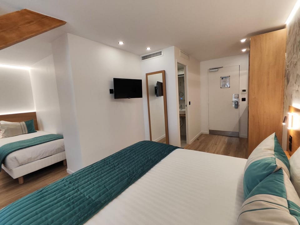 Bed, TV and multimedia, Photo of the whole room, Bedroom, air conditioner