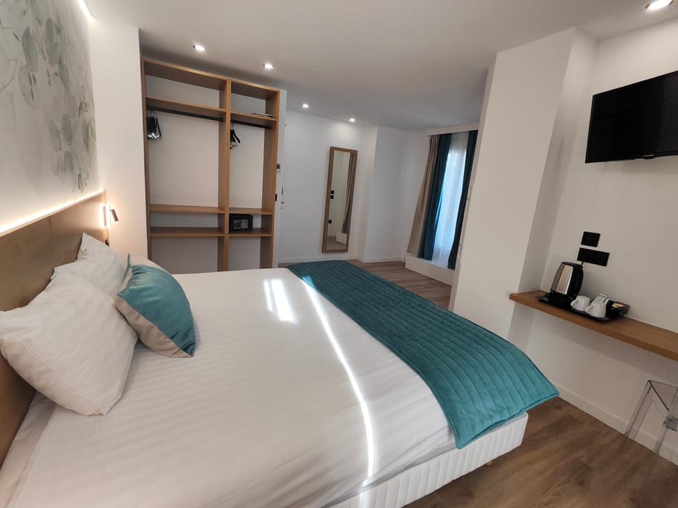 Bed, TV and multimedia, Coffee/tea facilities, Photo of the whole room, Bedroom, wardrobe