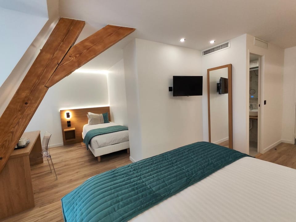 Bed, TV and multimedia, Photo of the whole room, Bedroom