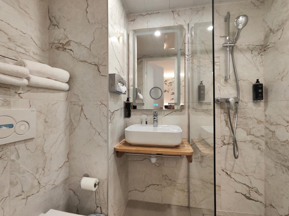 Shower, Bathroom, towels