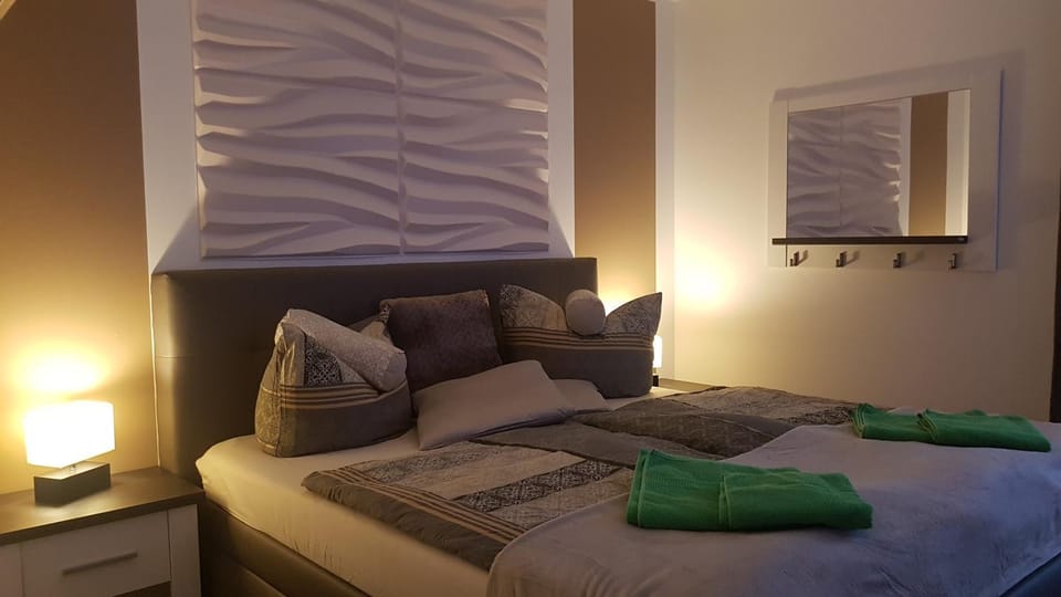 Bed, Photo of the whole room, Street view
