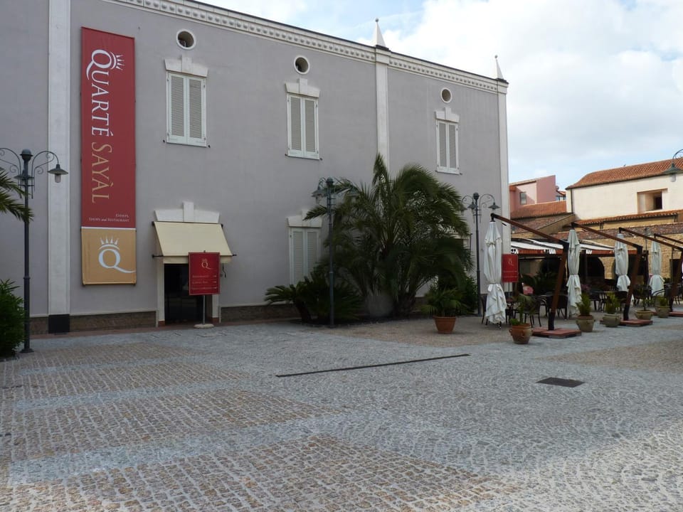 Facade/entrance