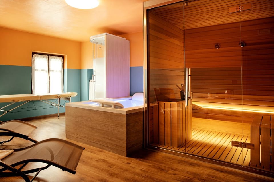Hot Tub, Massage, Sauna, Solarium, Steam room, Spa and wellness centre/facilities