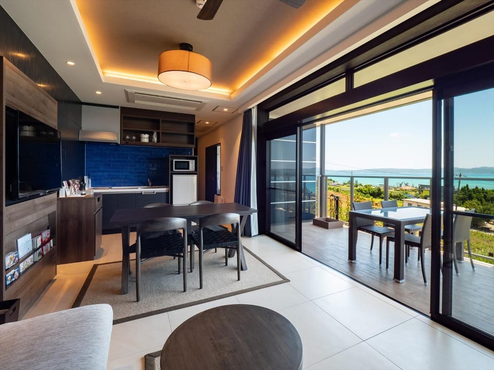 Balcony/Terrace, Kitchen or kitchenette, Living room, Dining area, Sea view, Quiet street view