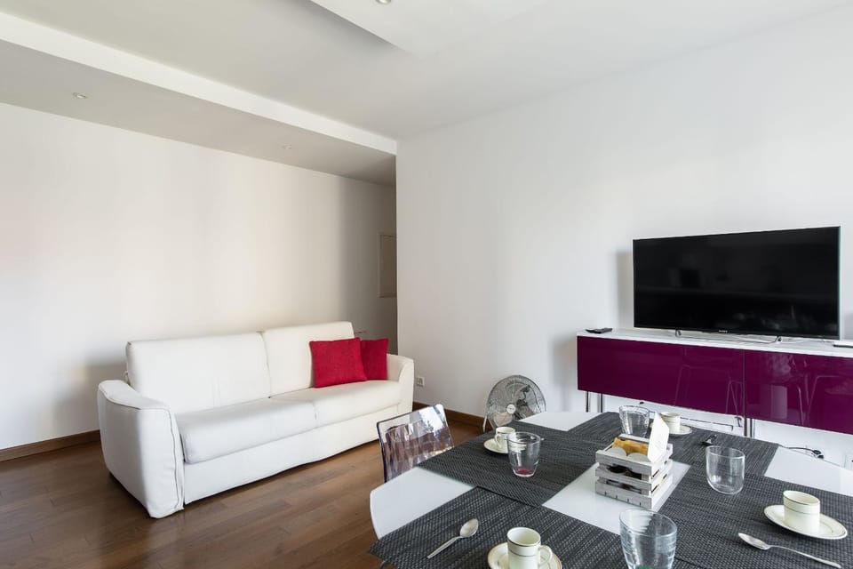 TV and multimedia, Living room, Seating area, Dining area