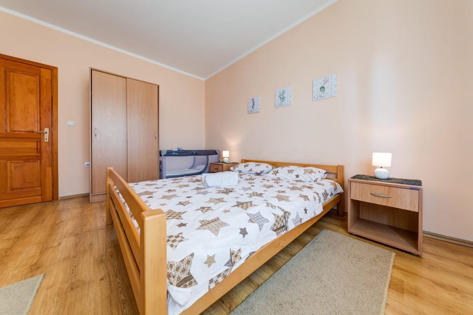 Staff, Bed, People, Other, Photo of the whole room, Decorative detail, Bedroom, City view, Garden view, Mountain view, Family, Quiet street view