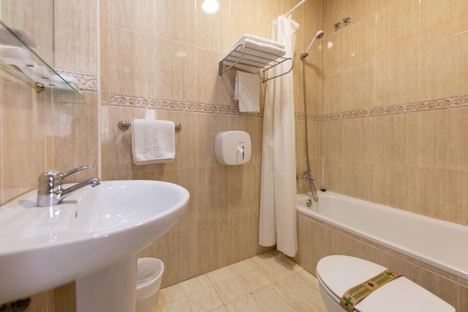 Hostal 82 Bed and Breakfast in Community of Madrid