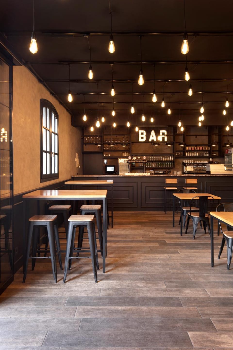 Restaurant/places to eat, Lounge or bar