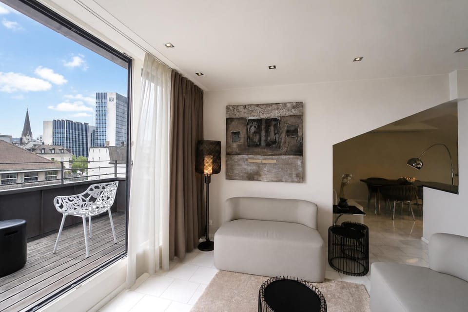 View (from property/room), Balcony/Terrace, Living room