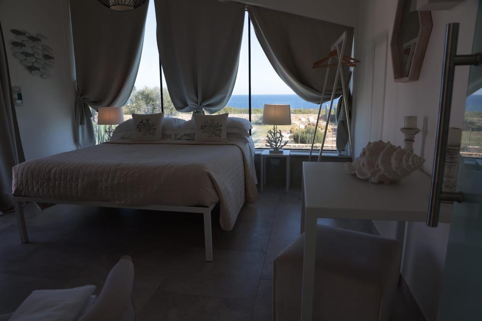 Photo of the whole room, Sea view