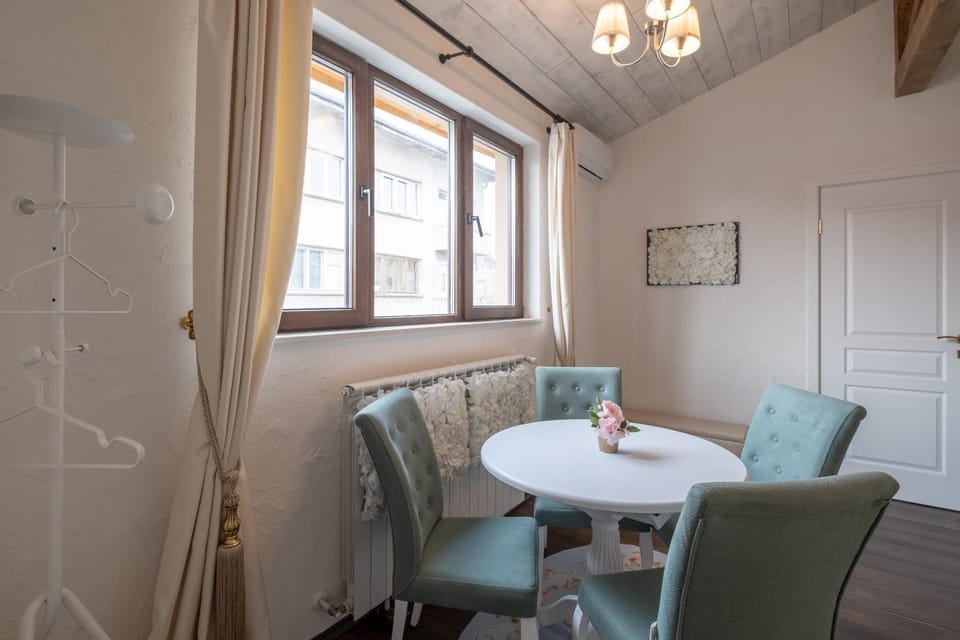 View (from property/room), Living room, Seating area, Dining area, furniture