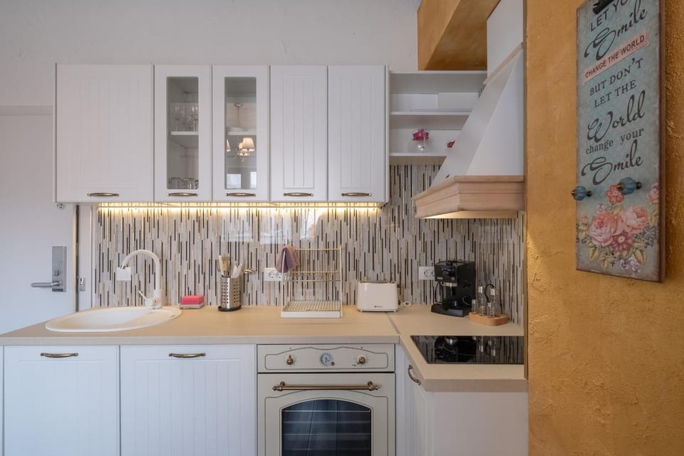 Coffee/tea facilities, Kitchen or kitchenette, oven, stove, toaster