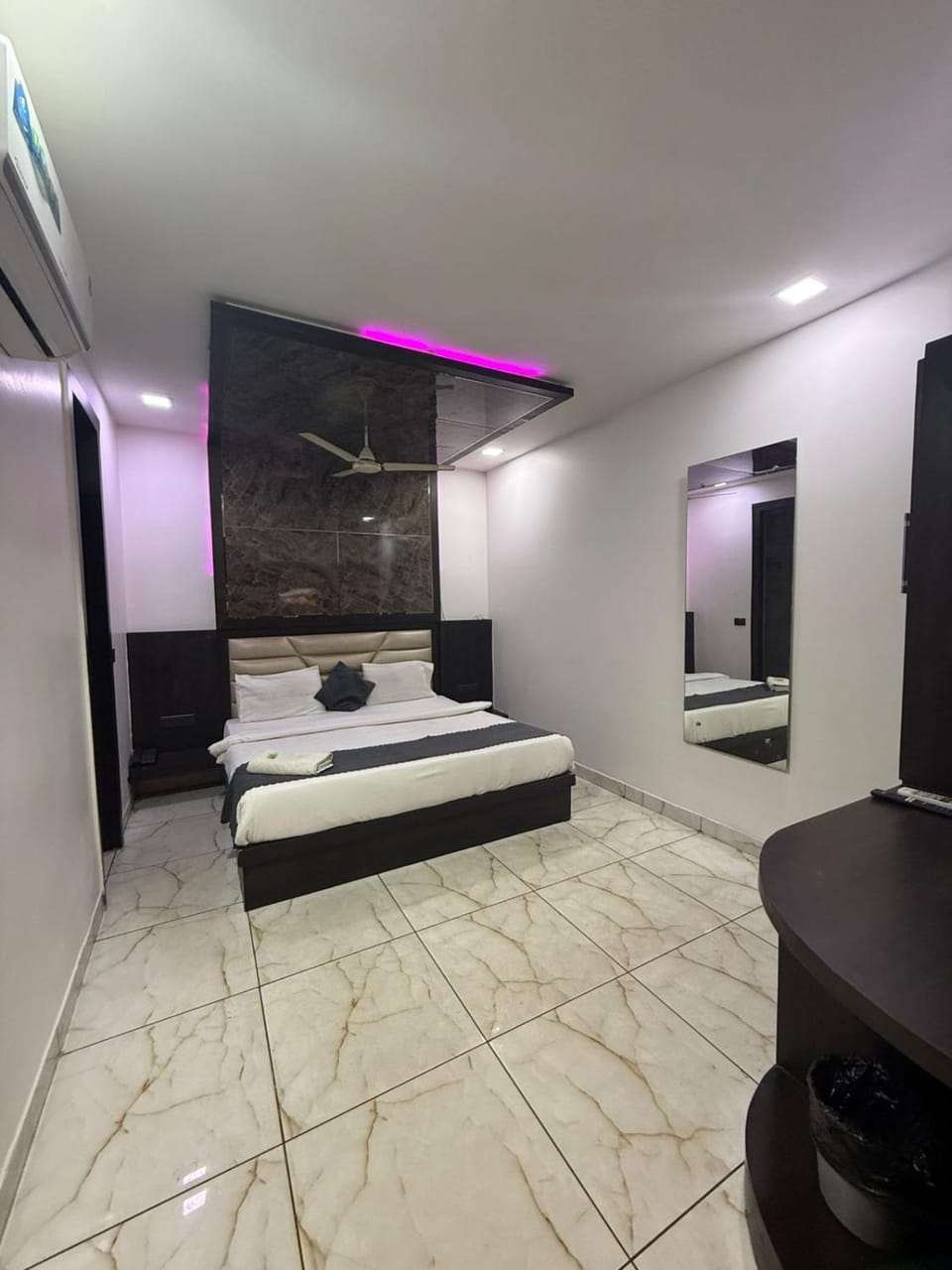 Bed, Bathroom, TV and multimedia, Photo of the whole room, Bedroom, towels