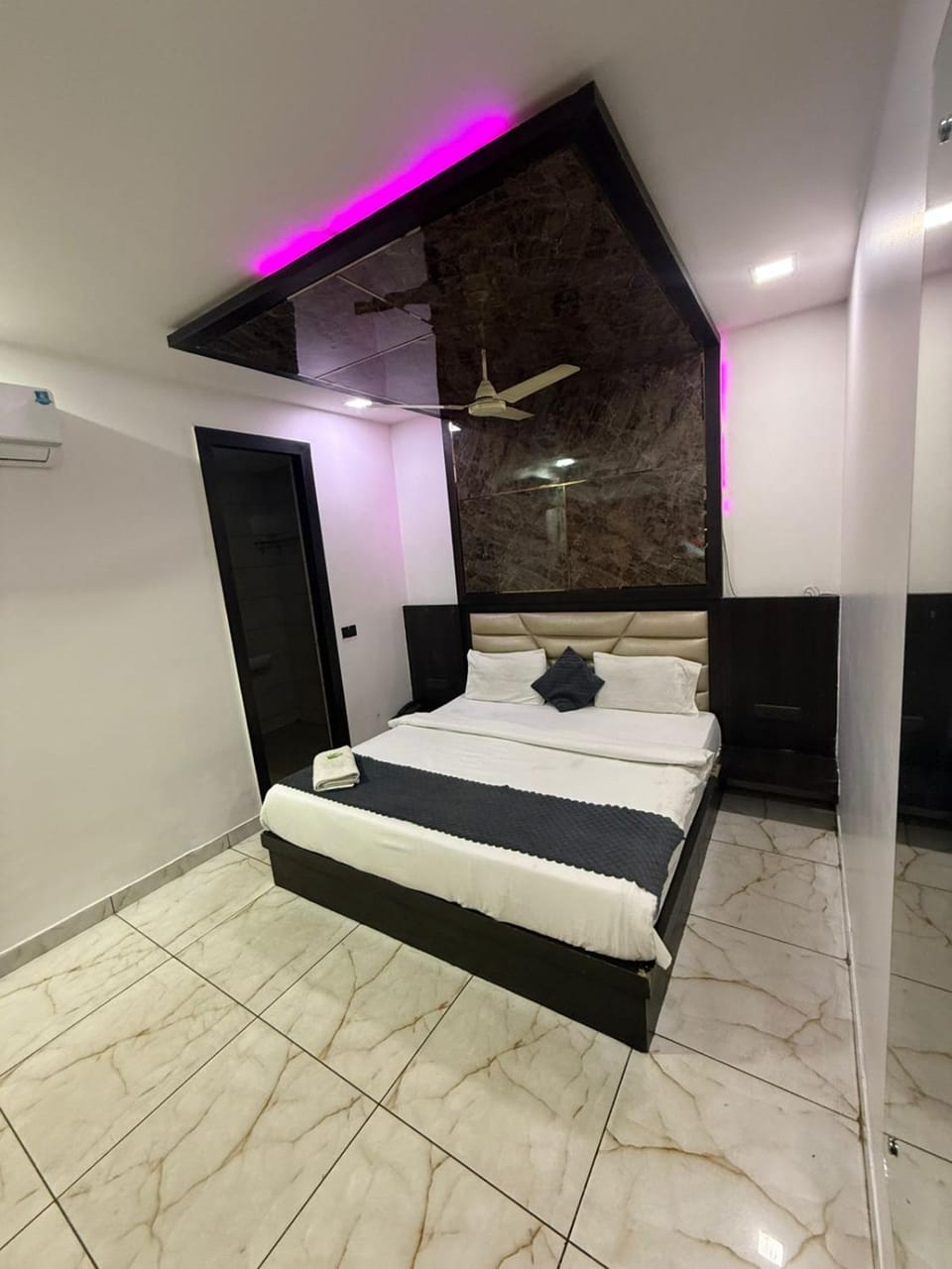 Bed, Photo of the whole room, Bedroom, towels, air conditioner