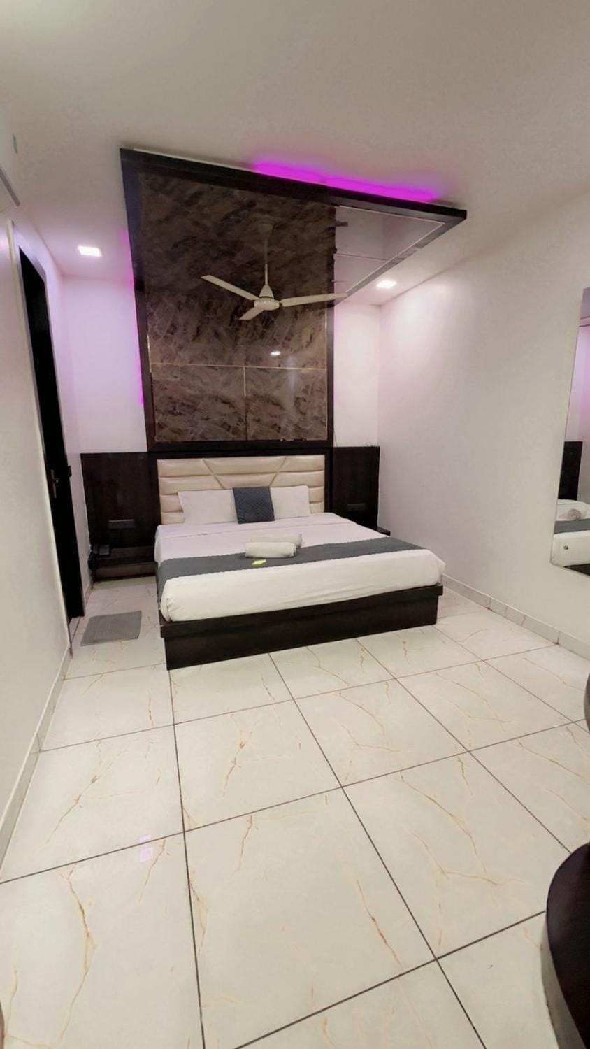 Bed, TV and multimedia, Living room, Photo of the whole room, Seating area, Bedroom