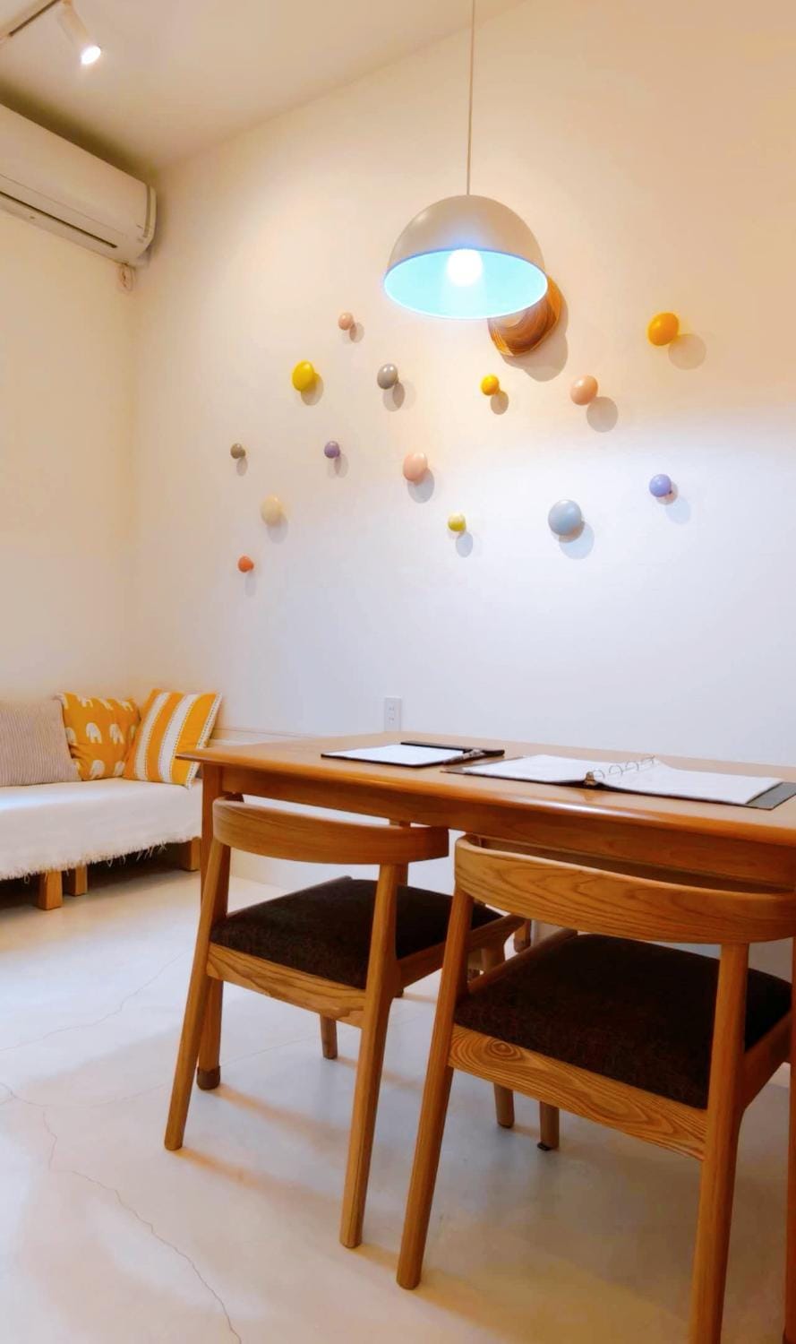 Living room, Seating area, Dining area, air conditioner