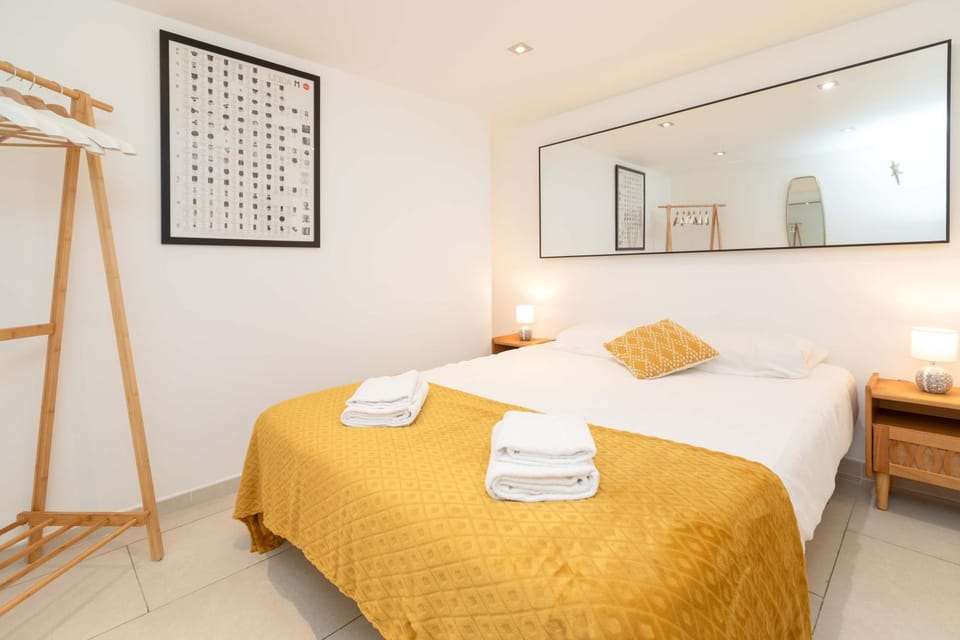 Bed, Bedroom, towels