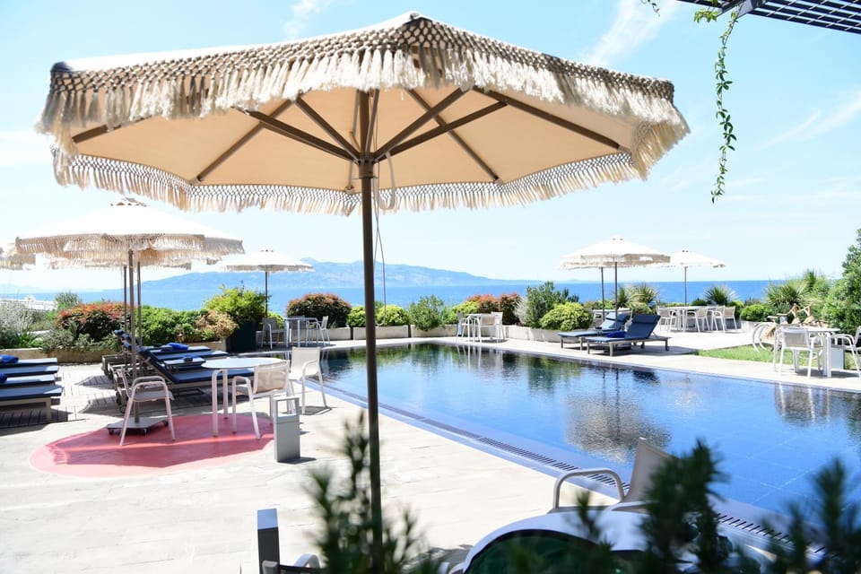 Property building, Restaurant/places to eat, Dining area, Area and facilities, Swimming pool