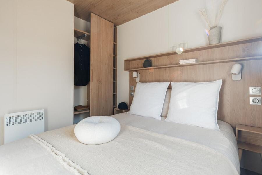 Bedroom, wardrobe