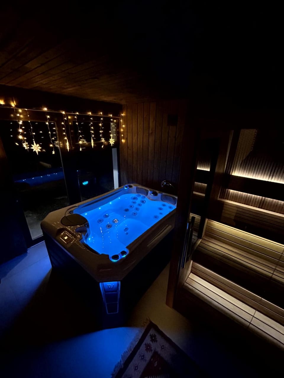 Hot Tub, Sauna