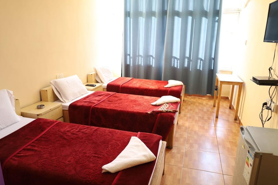 Bed, TV and multimedia, Photo of the whole room, Bedroom