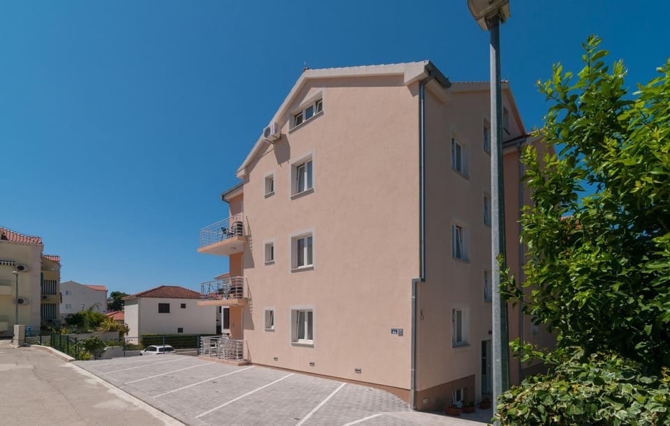 Property building, Neighbourhood
