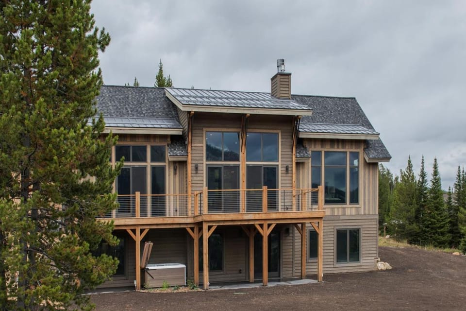 Hunts View House in Big Sky
