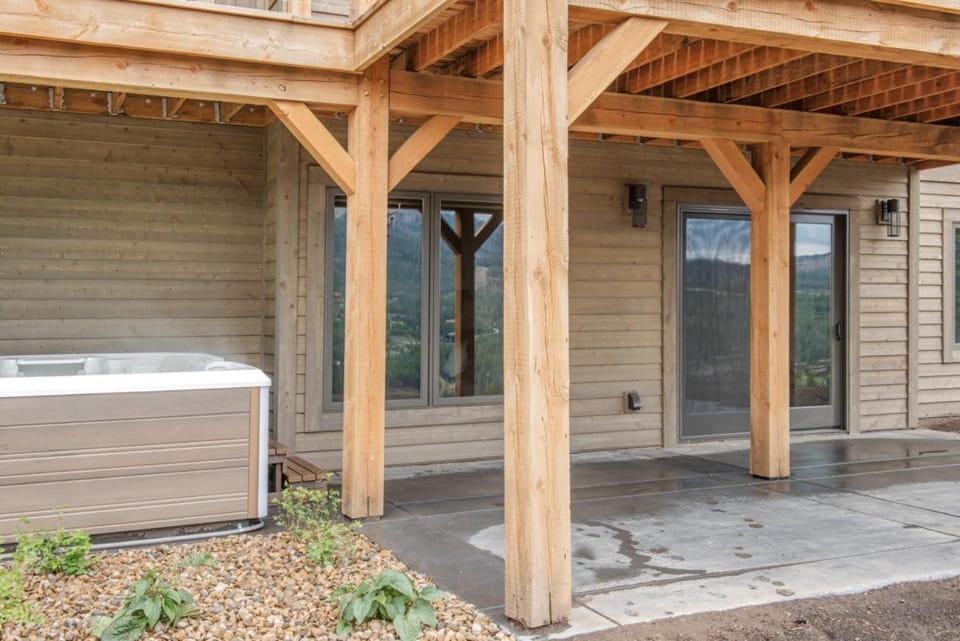 Hunts View House in Big Sky