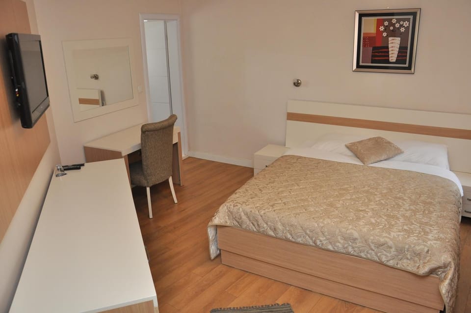Bed, Seating area