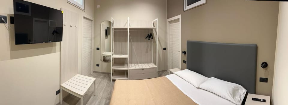 Bed, TV and multimedia, Bedroom