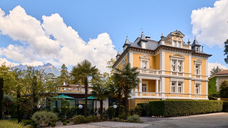 Property building, Facade/entrance, Garden