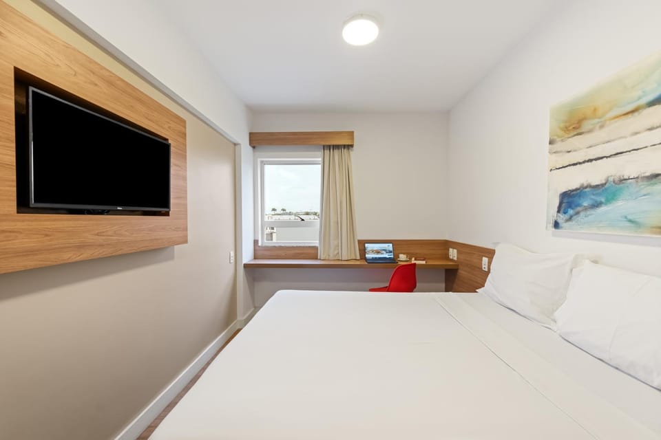Bed, TV and multimedia, Photo of the whole room, Bedroom