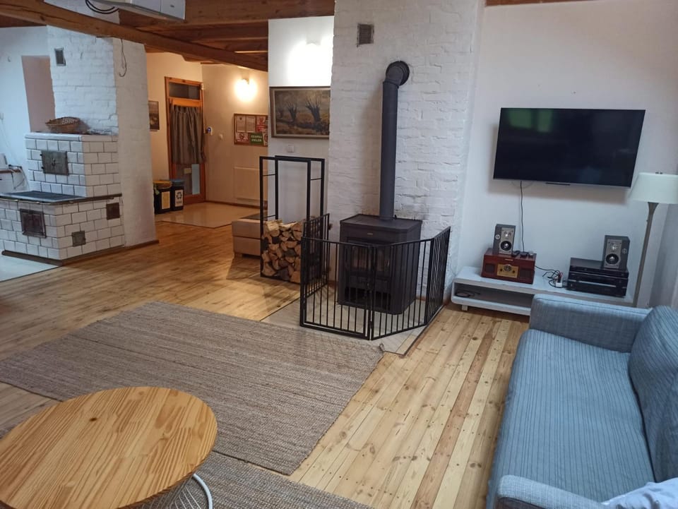Communal lounge/ TV room, TV and multimedia, Living room, Seating area, Evening entertainment